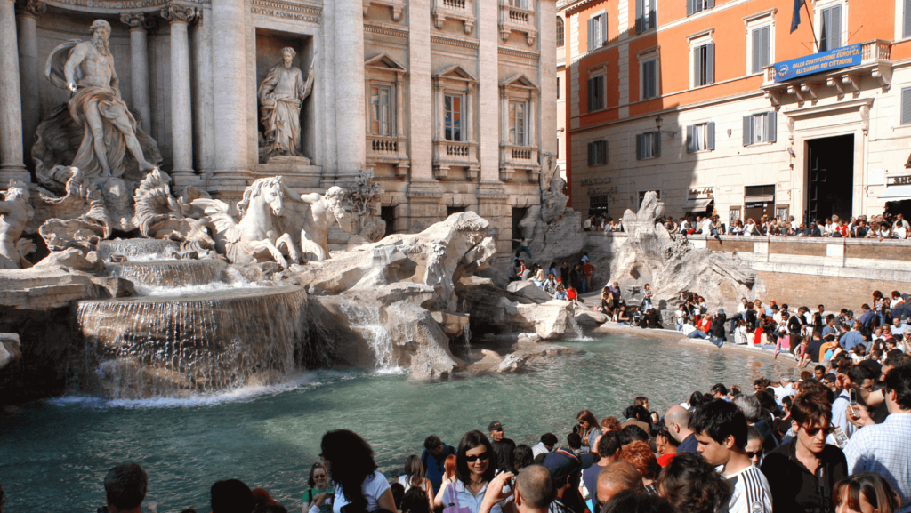 Turisti che visitano la fontana di Trevi, Roma